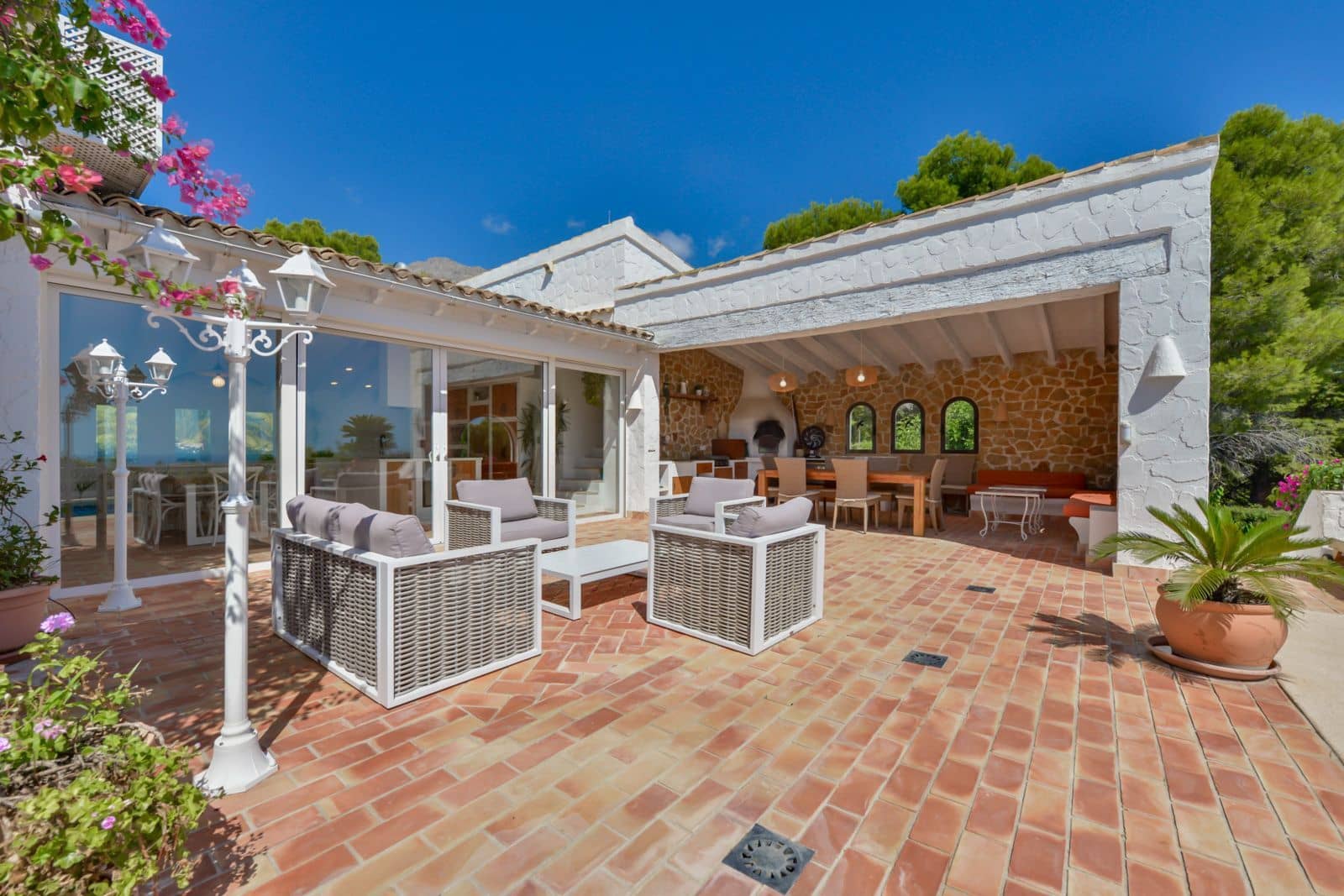 5 bedroom Villa for sale in Altea with pool garage - € 1,890,000 (Ref: 8576226)