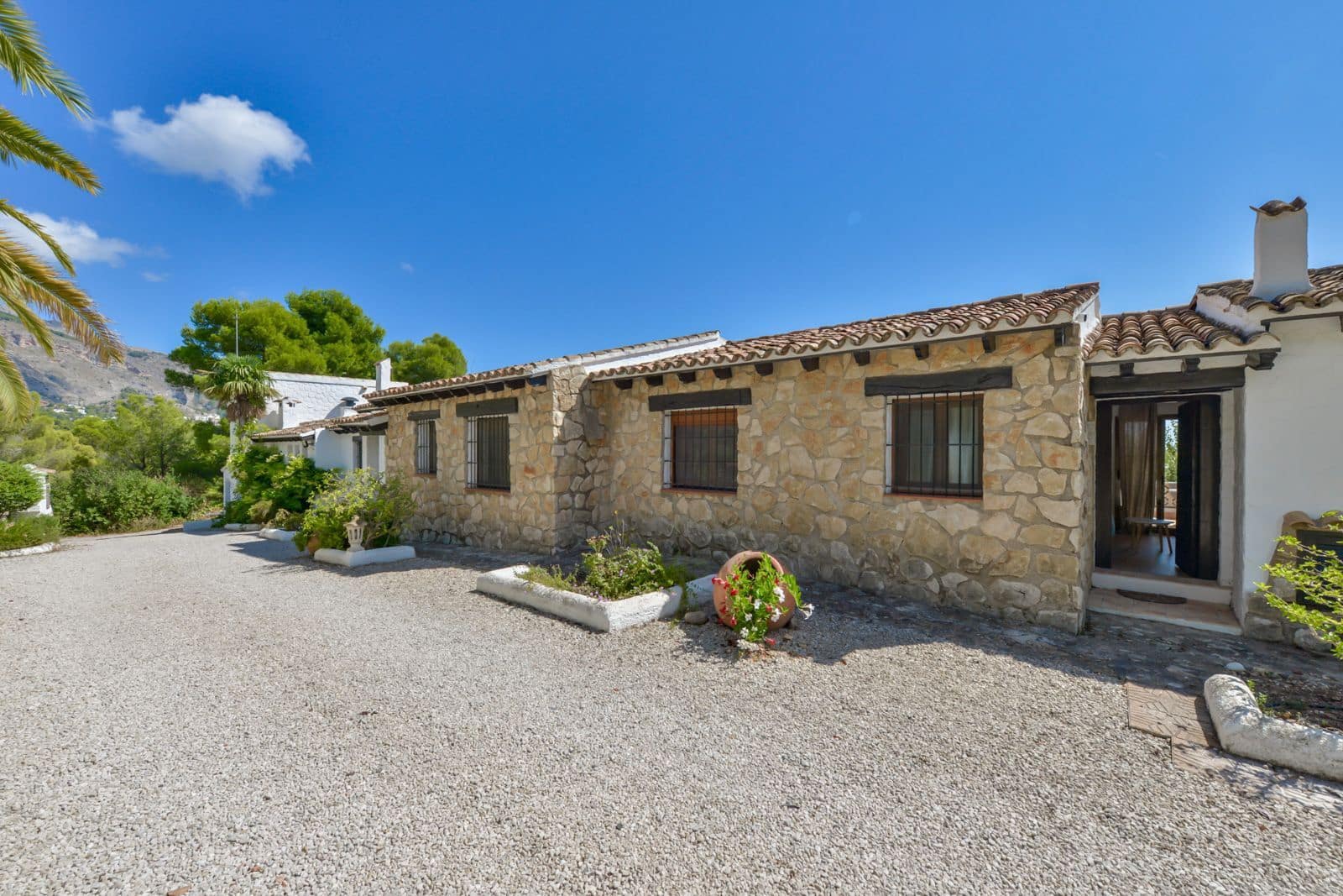 5 bedroom Villa for sale in Altea with pool garage - € 1,890,000 (Ref: 8576226)