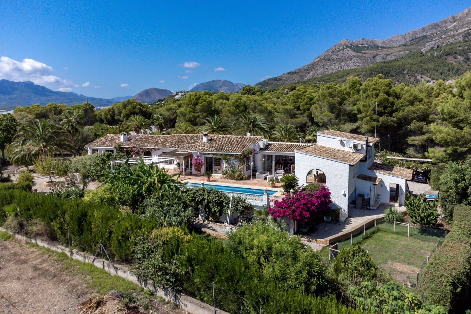 5 bedroom Villa for sale in Altea with pool garage - € 1,890,000 (Ref: 8576226)