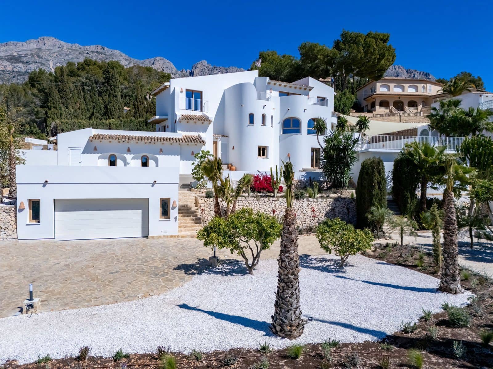 5 bedroom Villa for sale in Altea with garage - € 1,495,000 (Ref: 9006758)