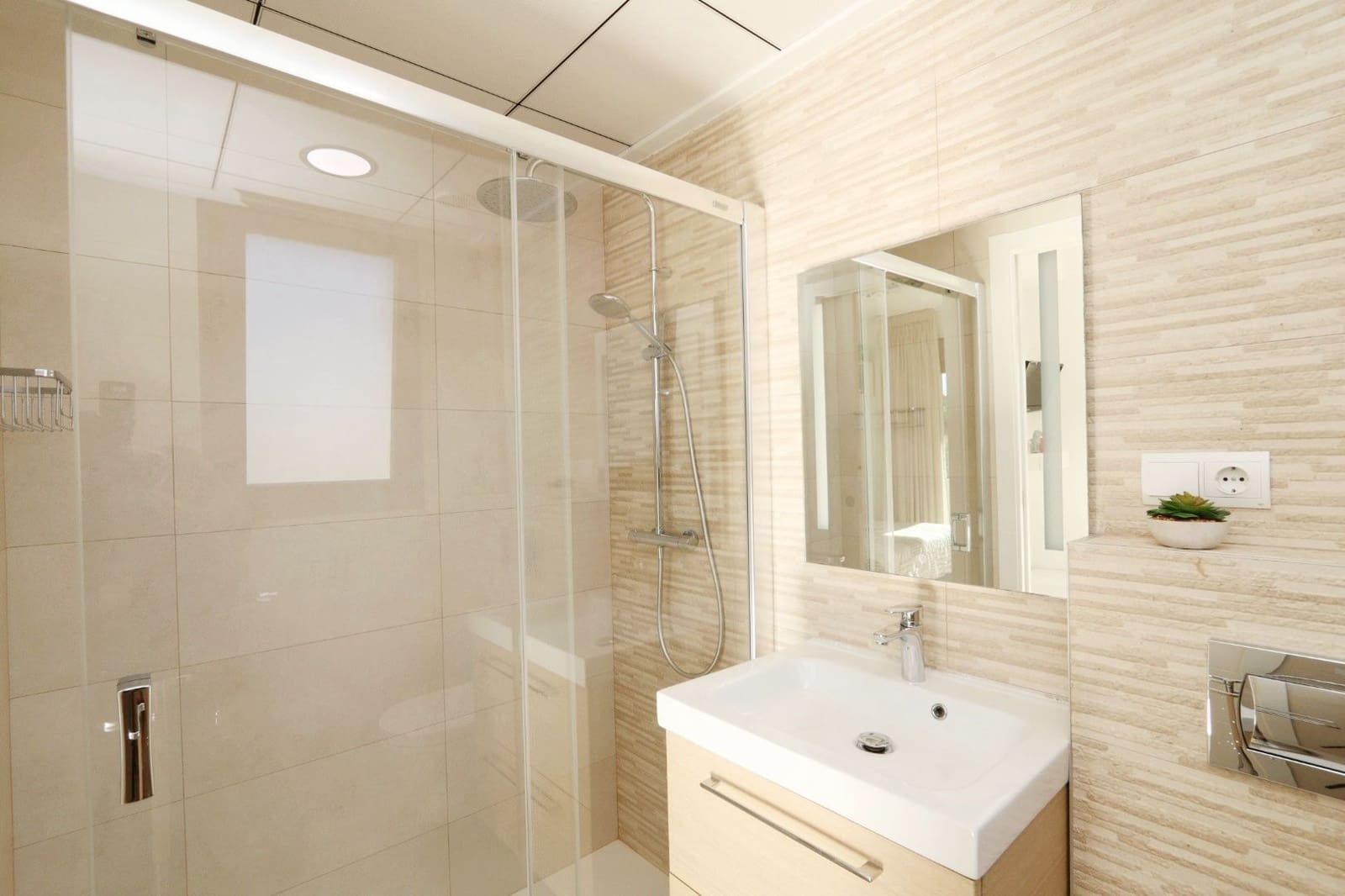 Chalet de 3 habitaciones en La Nucia en venta con piscina garaje - 585.000 € (Ref: 9451642)