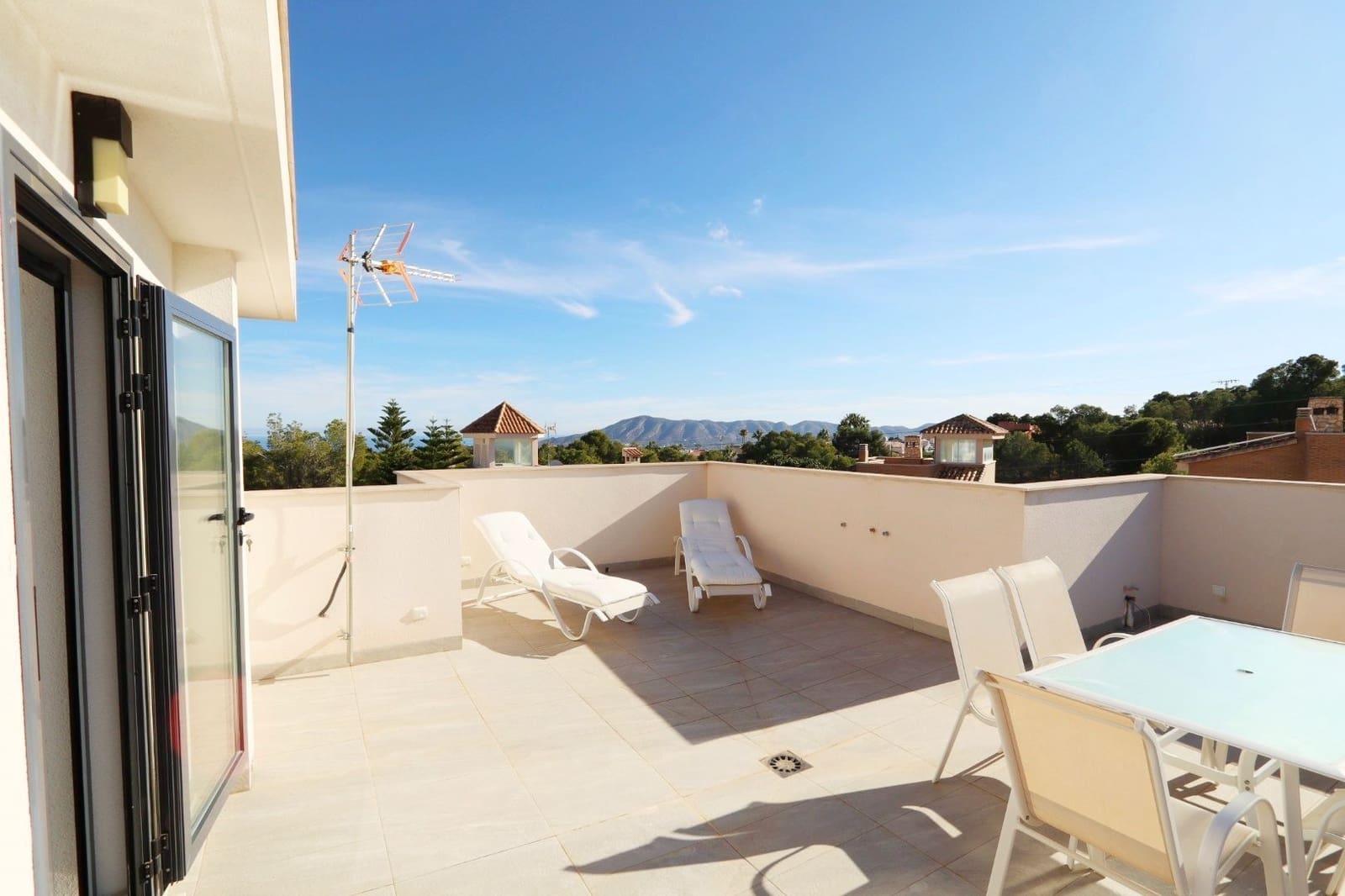Chalet de 3 habitaciones en La Nucia en venta con piscina garaje - 585.000 € (Ref: 9451642)