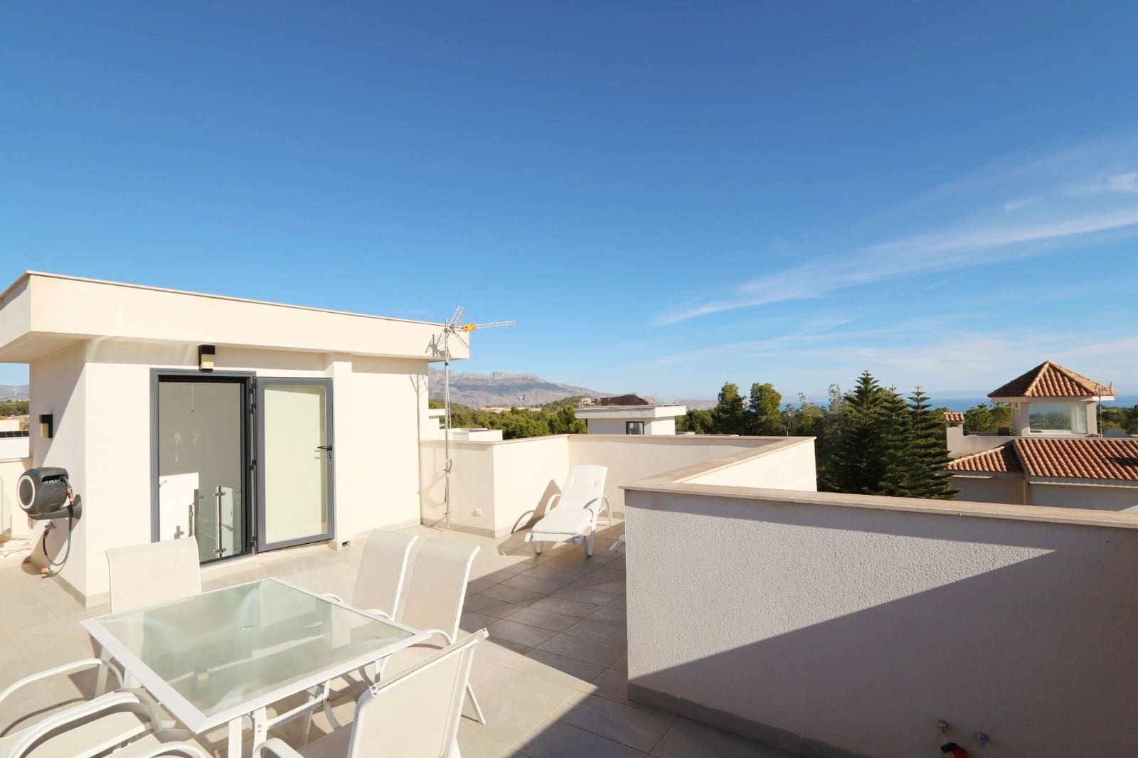 Chalet de 3 habitaciones en La Nucia en venta con piscina garaje - 585.000 € (Ref: 9451642)