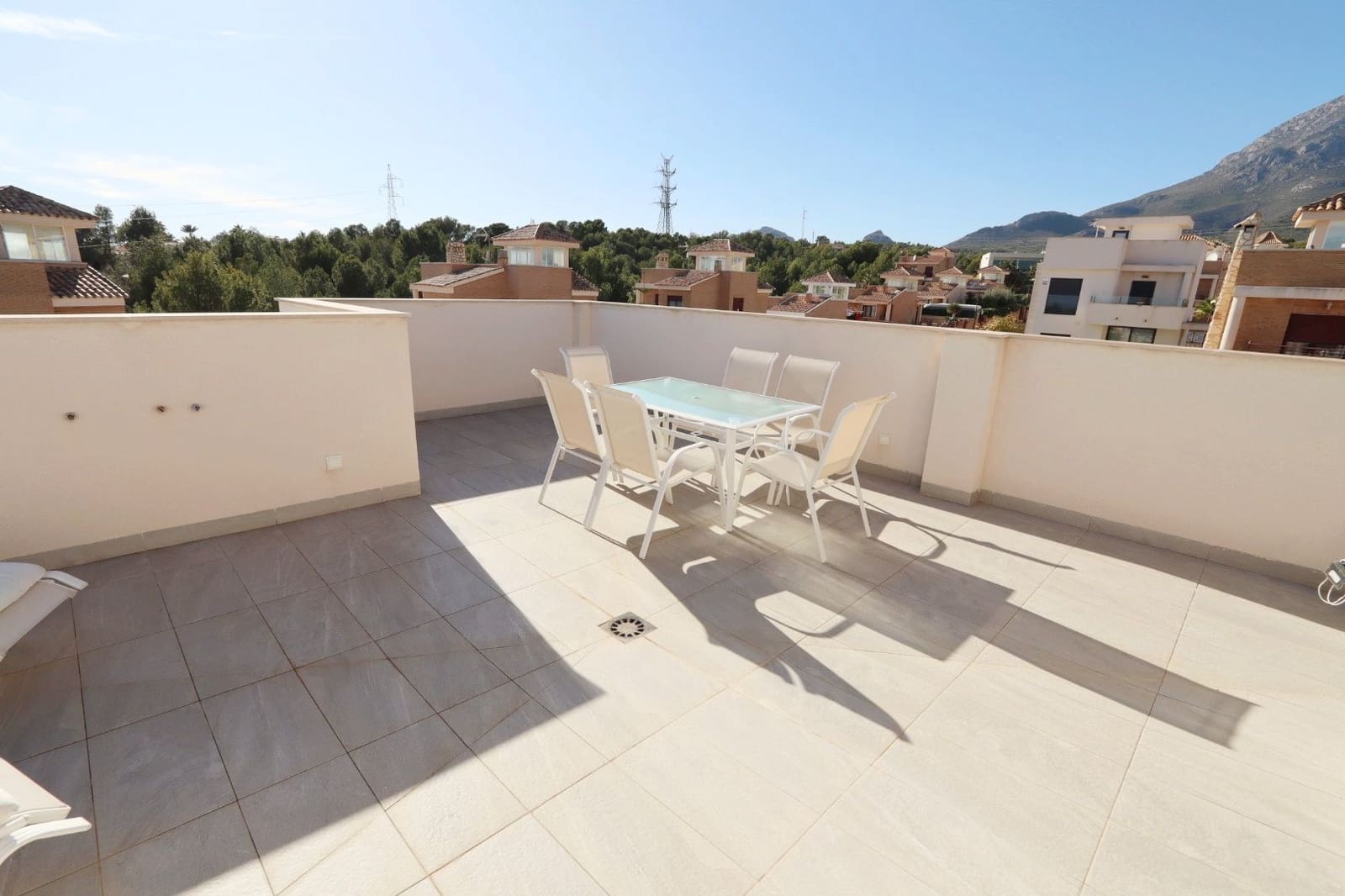 Chalet de 3 habitaciones en La Nucia en venta con piscina garaje - 585.000 € (Ref: 9451642)