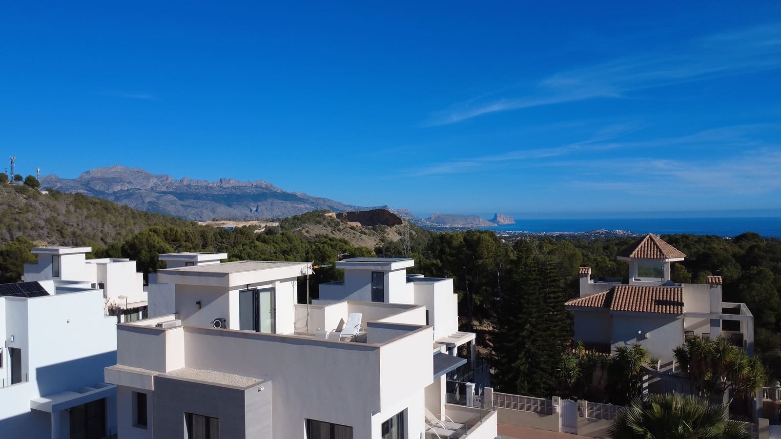 Chalet de 3 habitaciones en La Nucia en venta con piscina garaje - 585.000 € (Ref: 9451642)