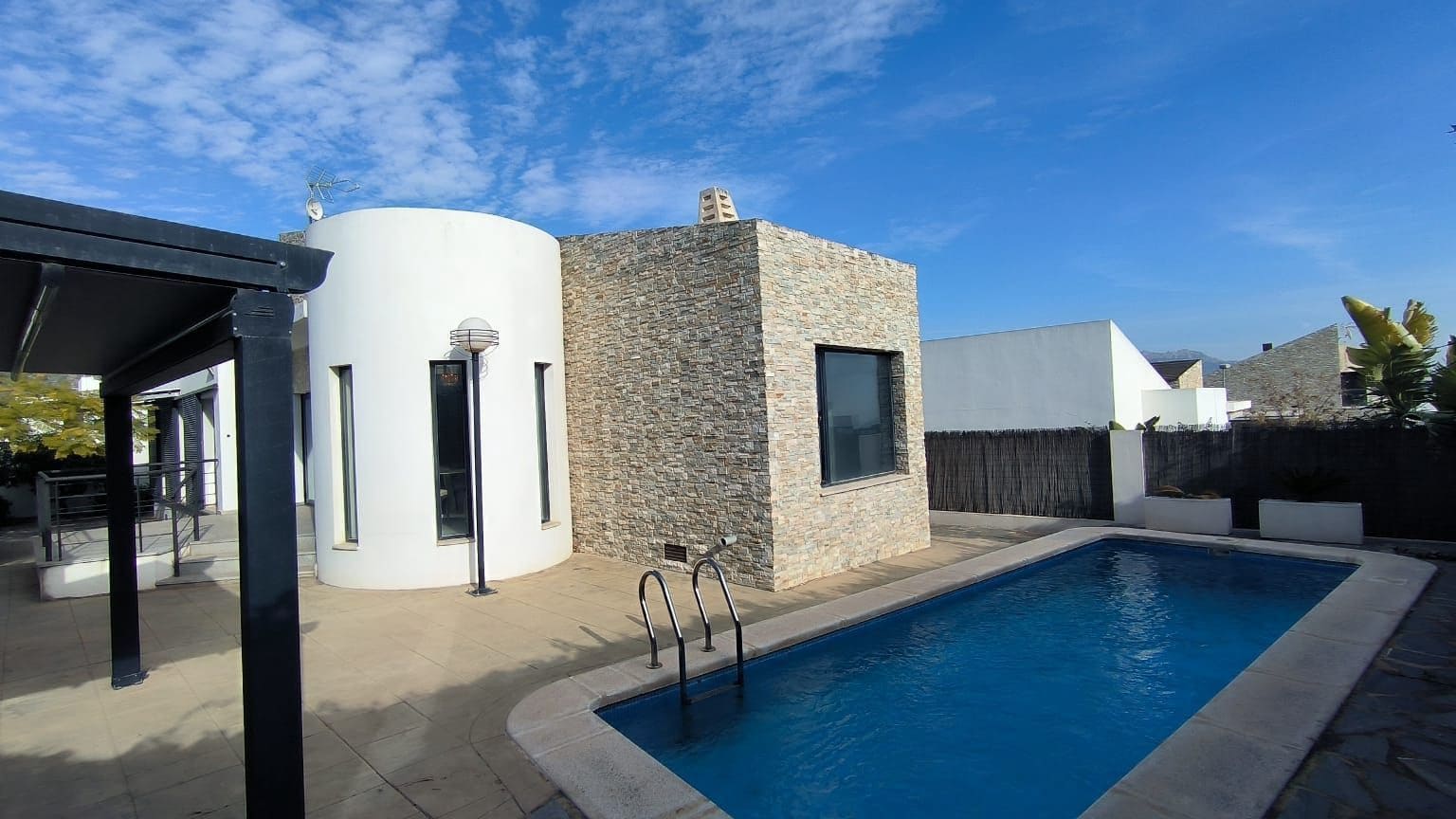 Chalet de 3 habitaciones en Polop en venta con piscina garaje - 435.000 € (Ref: 9610816)