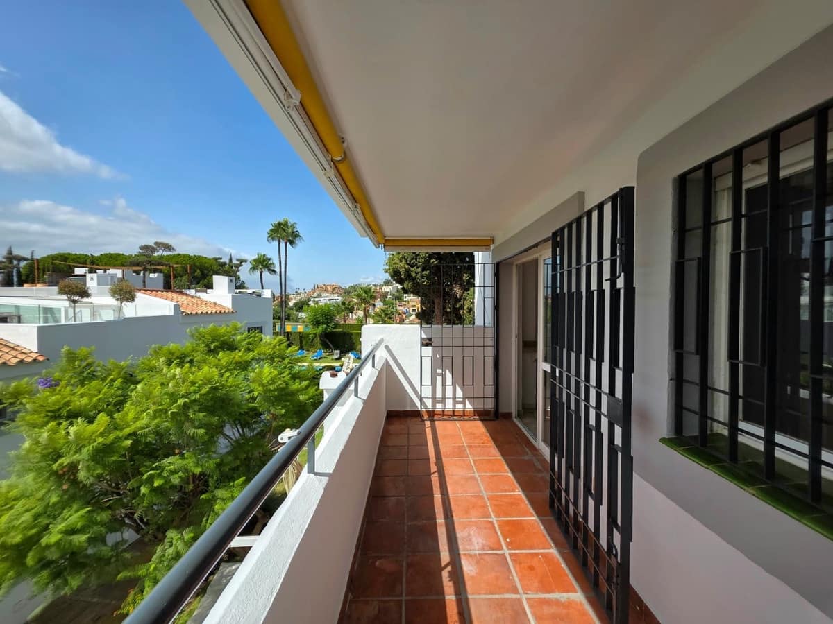 2 Zimmer Penthouse zu verkaufen in Aloha Golf mit Pool Garage - 345.000 € (Ref: 10042240)
