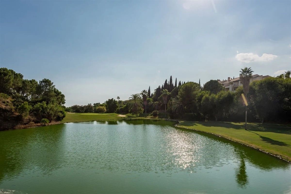 2 bedroom Apartment for sale in La Quinta with pool garage - € 595,000 (Ref: 10043292)