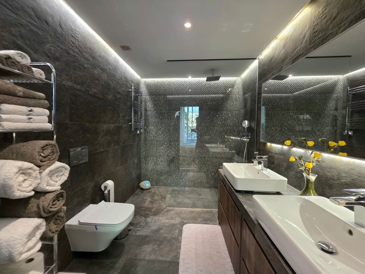 2 bedroom Apartment for sale in La Quinta with pool garage - € 595,000 (Ref: 10043292)