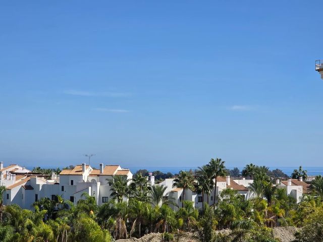 Apartamento de 3 habitaciones en Selwo, Estepona en venta con piscina garaje - 399.000 € (Ref: 10111052)