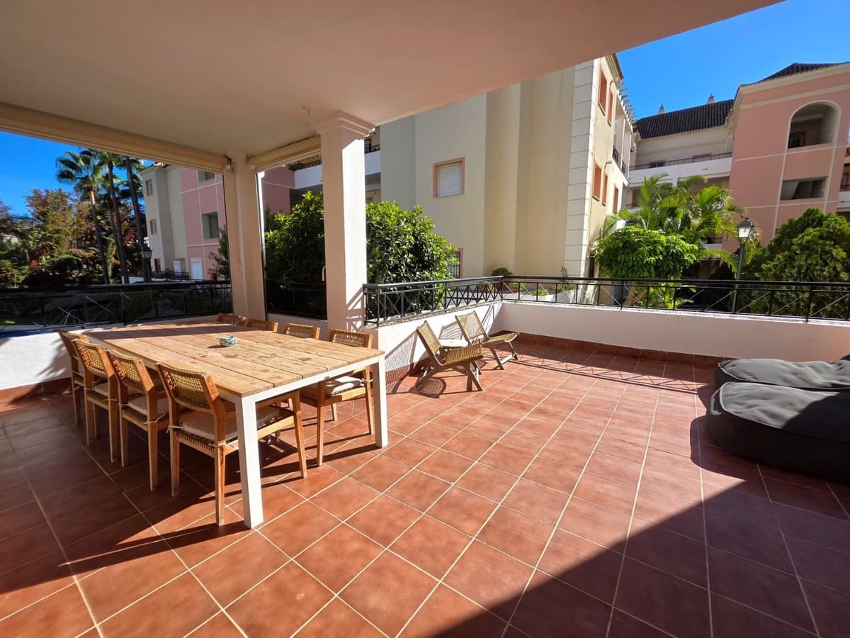 3 sovrum Lägenhet till salu i Aloha Golf med pool garage - 575 000 € (Ref: 10124674)