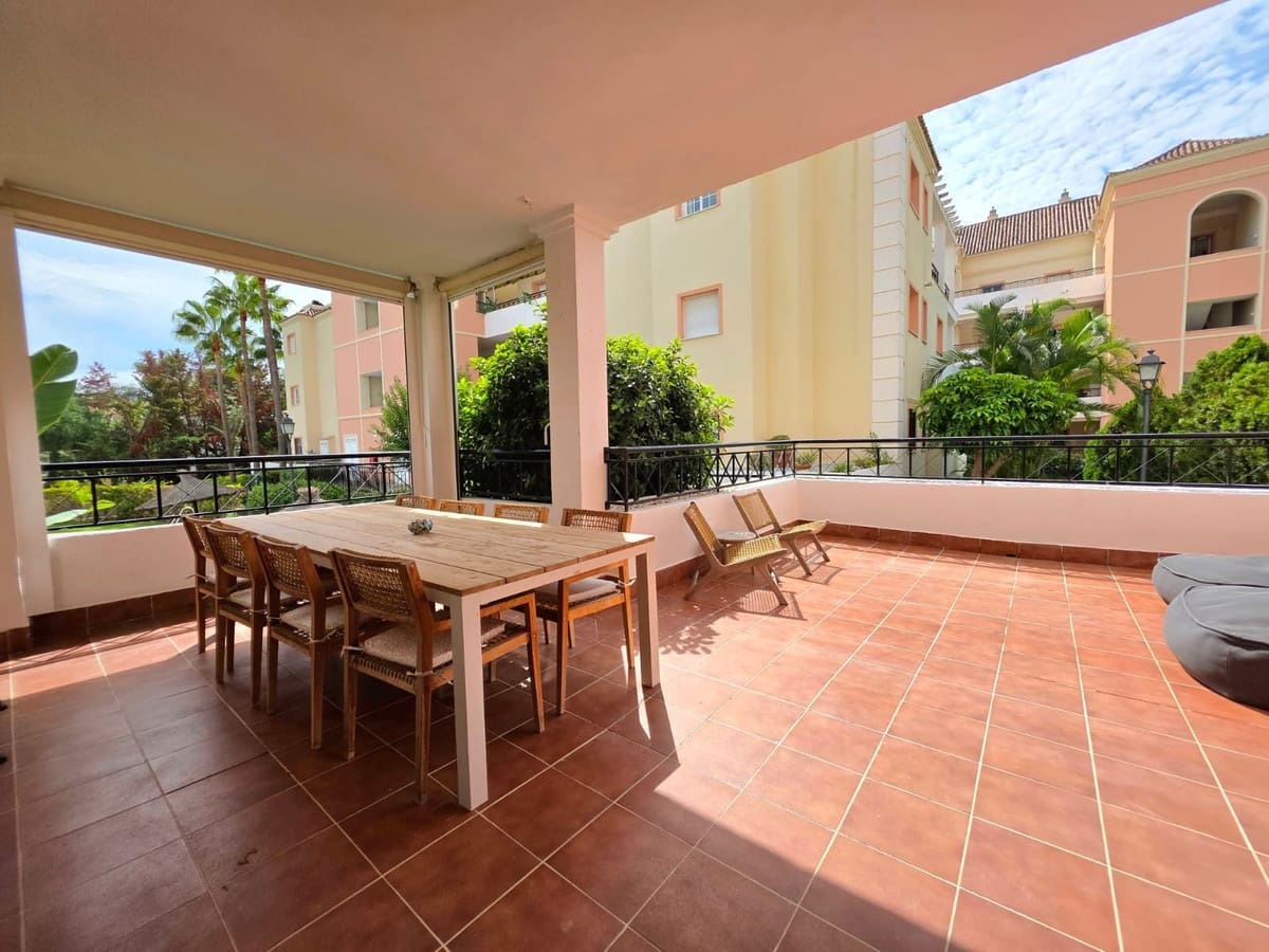 3 sovrum Lägenhet till salu i Aloha Golf med pool garage - 575 000 € (Ref: 10124674)