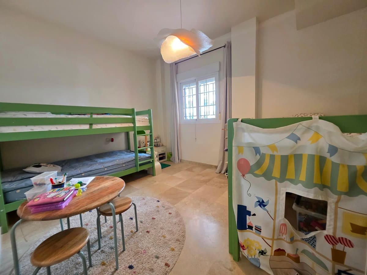 3 sovrum Lägenhet till salu i Aloha Golf med pool garage - 575 000 € (Ref: 10124674)