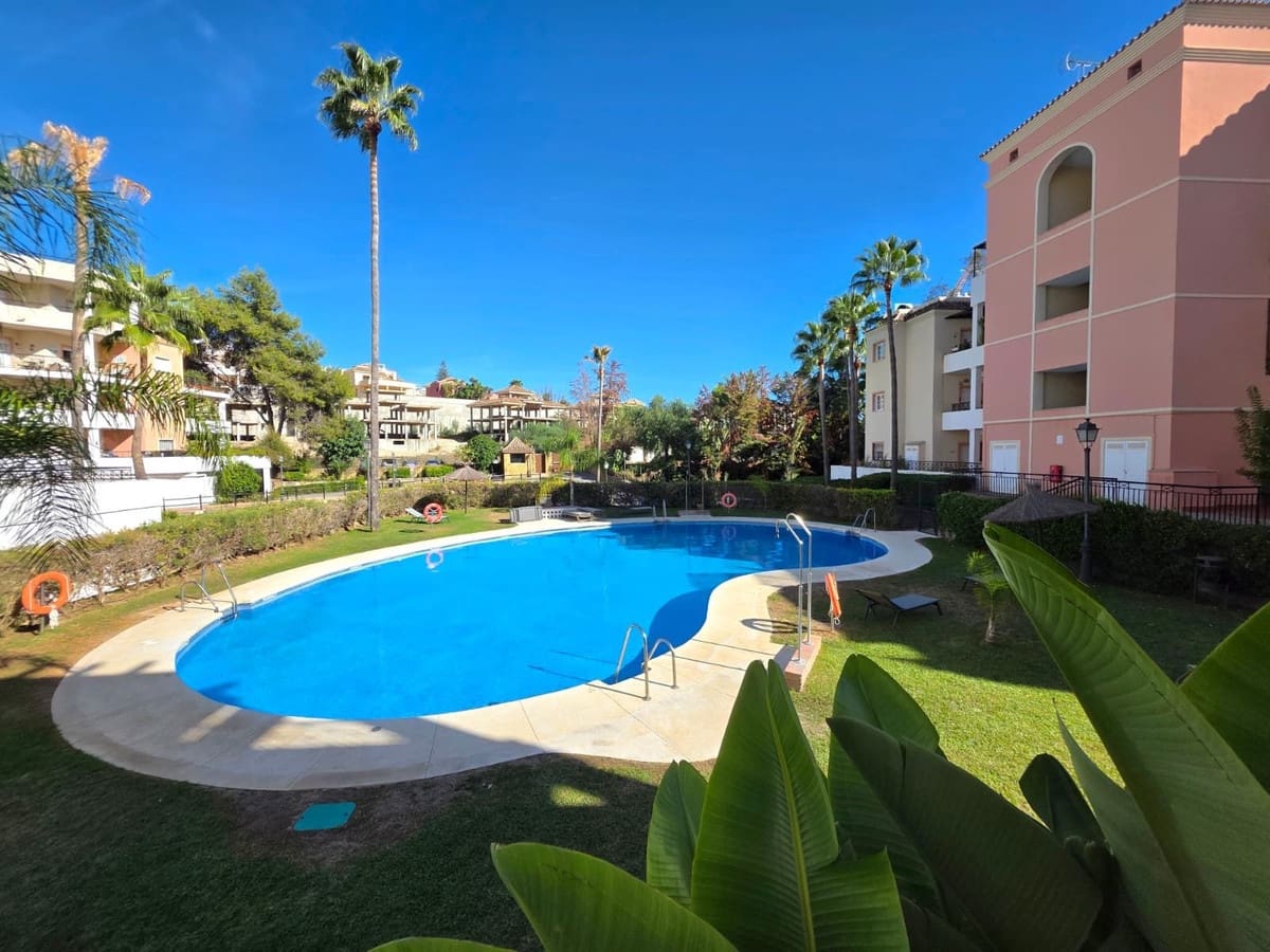3 sovrum Lägenhet till salu i Aloha Golf med pool garage - 575 000 € (Ref: 10124674)