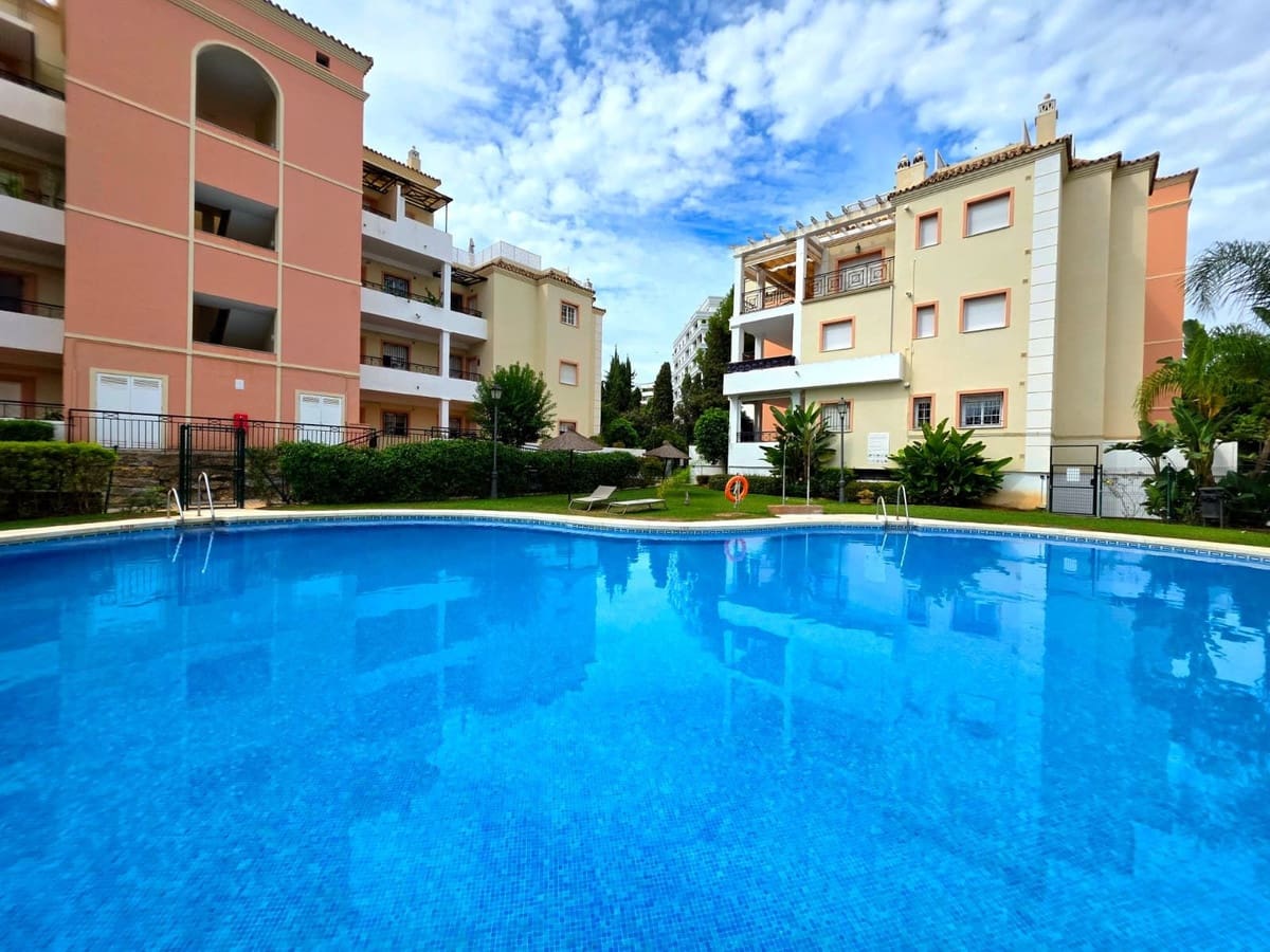 3 sovrum Lägenhet till salu i Aloha Golf med pool garage - 575 000 € (Ref: 10124674)