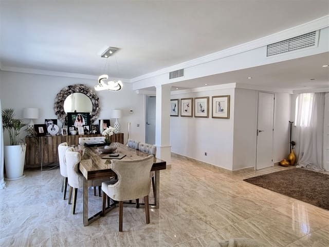 5 sypialnia Willa na sprzedaż w Elviria, Marbella z basenem garażem - 1 795 000 € (Ref: 7539590)