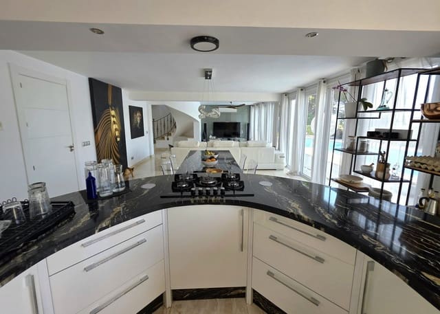5 sypialnia Willa na sprzedaż w Elviria, Marbella z basenem garażem - 1 795 000 € (Ref: 7539590)