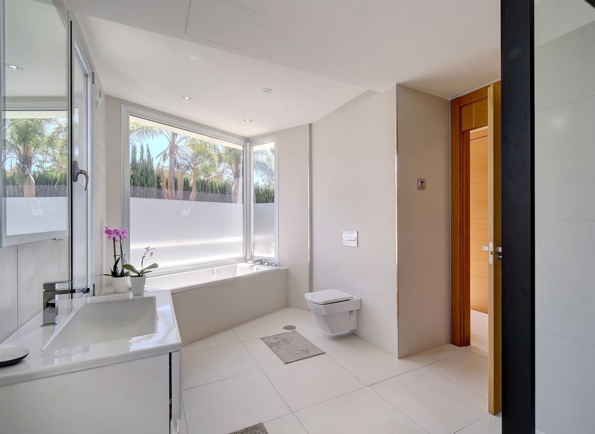 5 sypialnia Willa na sprzedaż w Nueva Andalucia z basenem garażem - 3 950 000 € (Ref: 7546687)