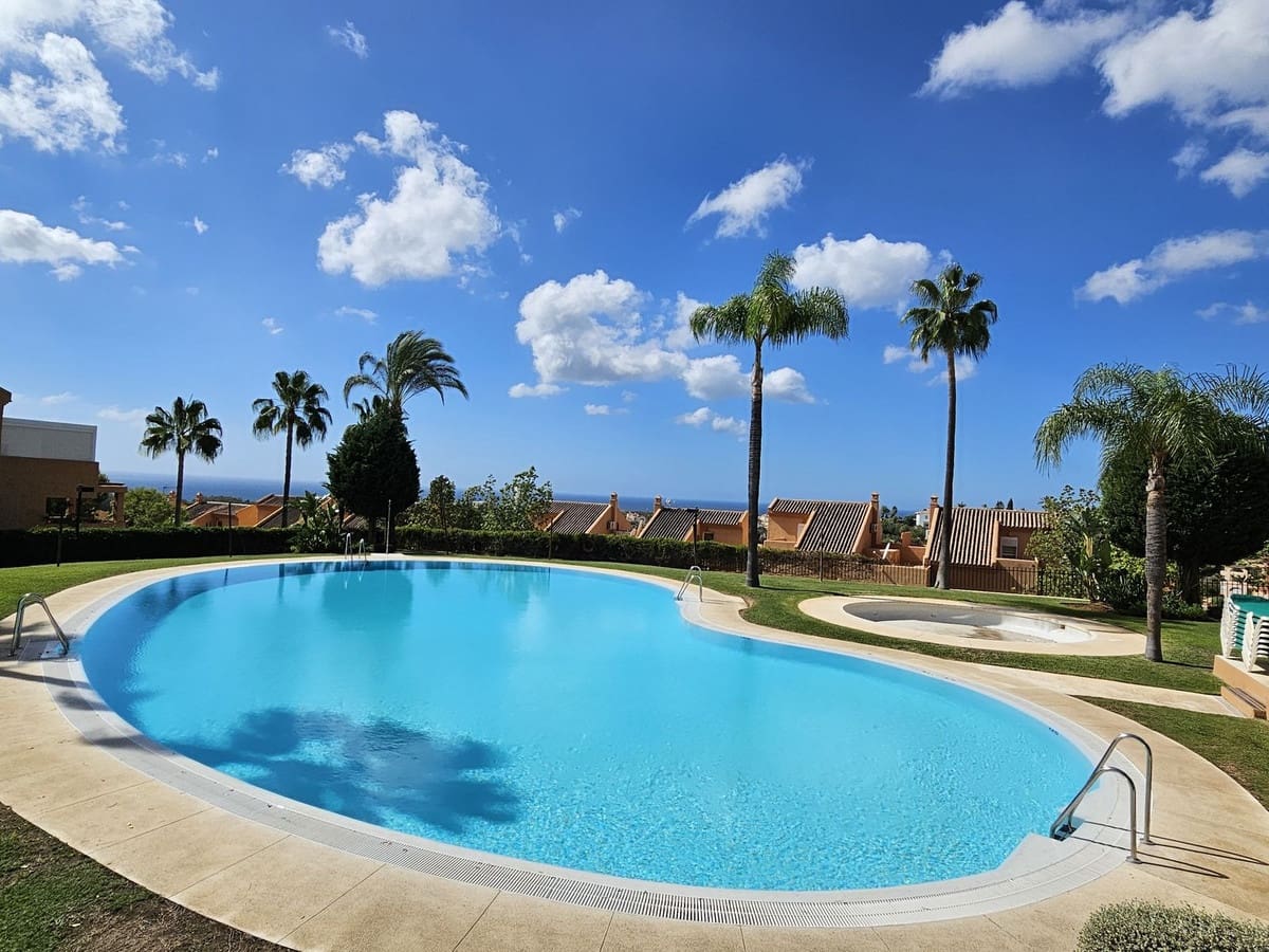 2 soveværelse Lejlighed til salg i Elviria med swimmingpool garage - € 359.000 (Ref: 8552382)