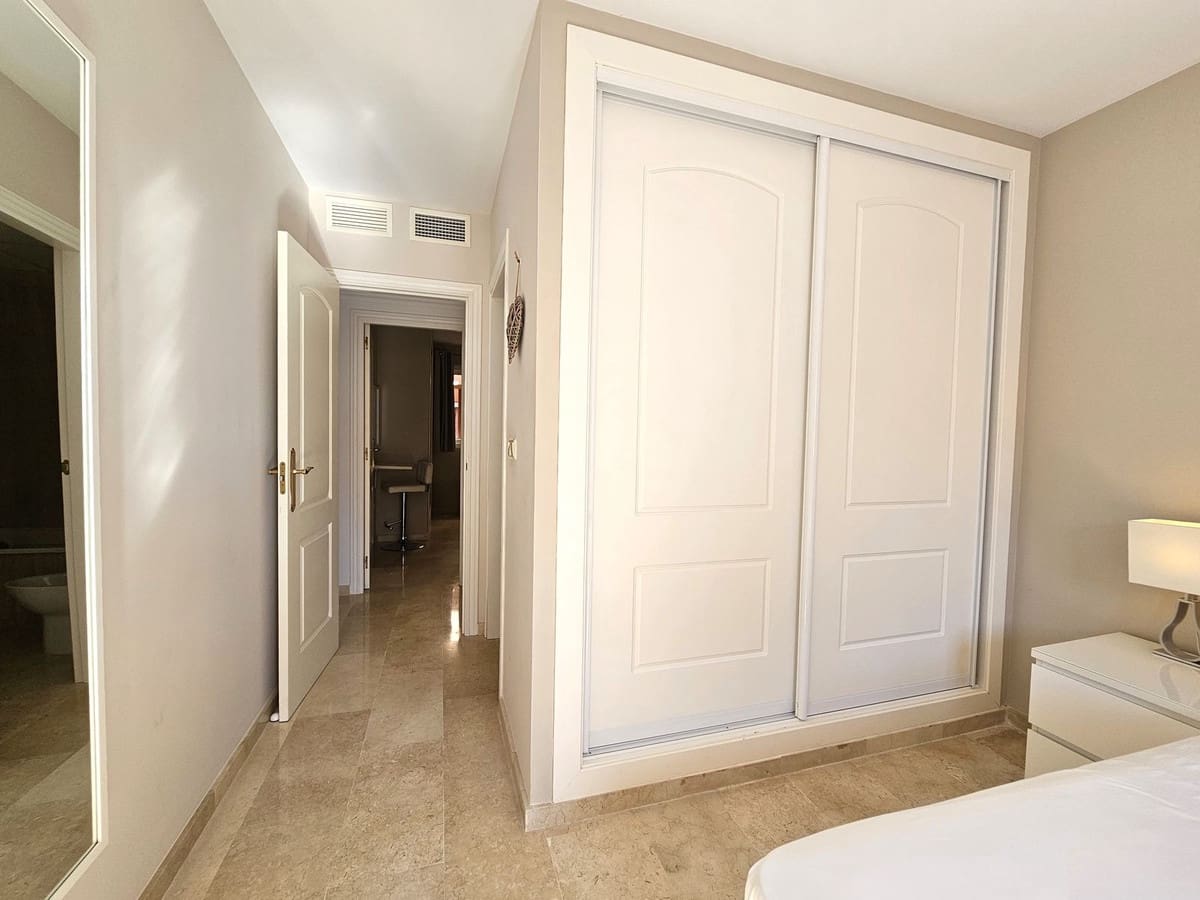 2 soveværelse Lejlighed til salg i Elviria med swimmingpool garage - € 359.000 (Ref: 8552382)