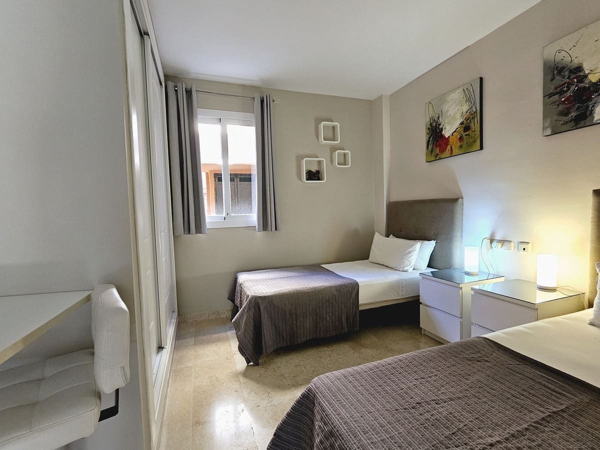 2 soveværelse Lejlighed til salg i Elviria med swimmingpool garage - € 359.000 (Ref: 8552382)