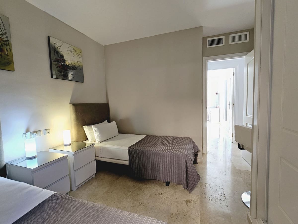 2 soveværelse Lejlighed til salg i Elviria med swimmingpool garage - € 359.000 (Ref: 8552382)