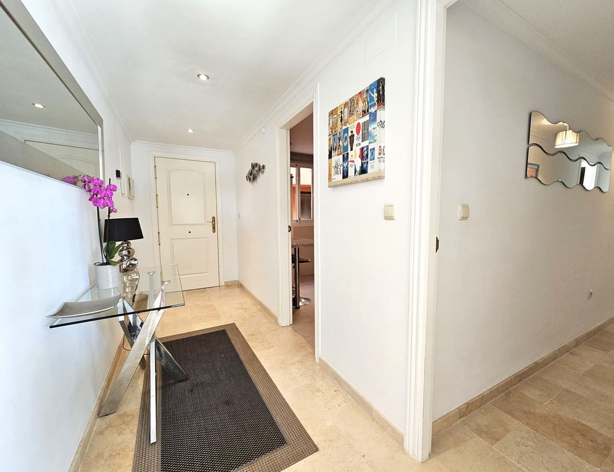 2 soveværelse Lejlighed til salg i Elviria med swimmingpool garage - € 359.000 (Ref: 8552382)