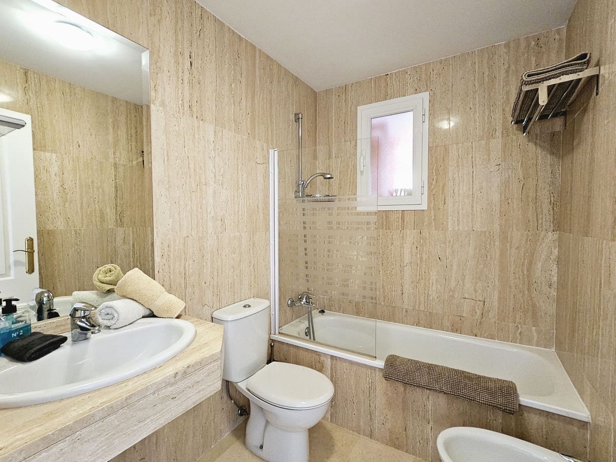 2 soveværelse Lejlighed til salg i Elviria med swimmingpool garage - € 359.000 (Ref: 8552382)