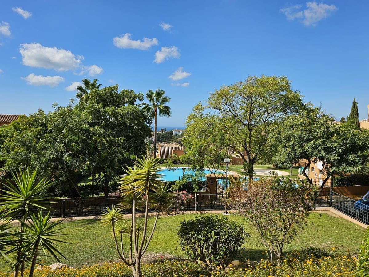 2 soveværelse Lejlighed til salg i Elviria med swimmingpool garage - € 359.000 (Ref: 8552382)