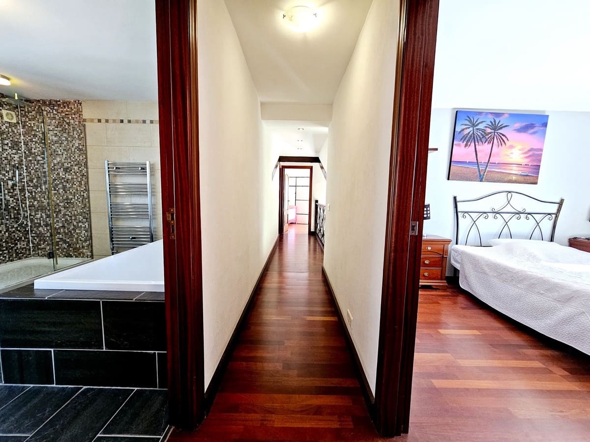 6 bedroom Villa for sale in Estepona with pool garage - € 1,200,000 (Ref: 8633831)