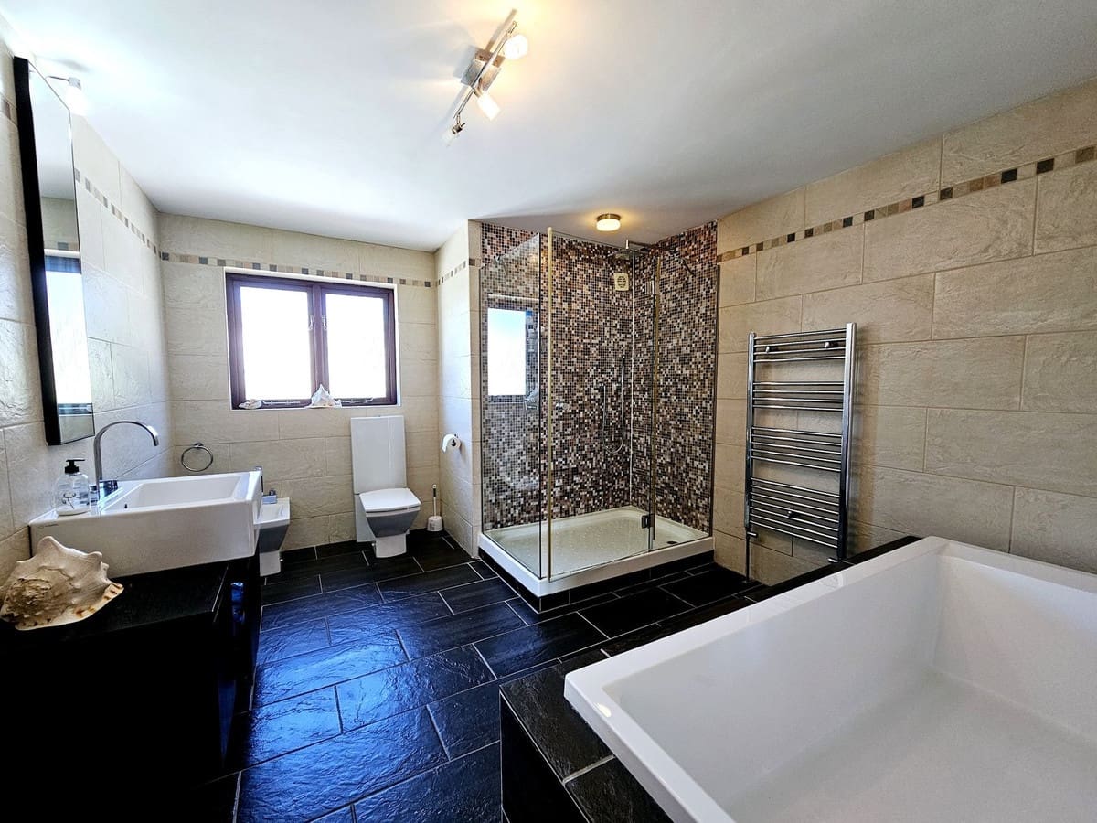6 bedroom Villa for sale in Estepona with pool garage - € 1,200,000 (Ref: 8633831)