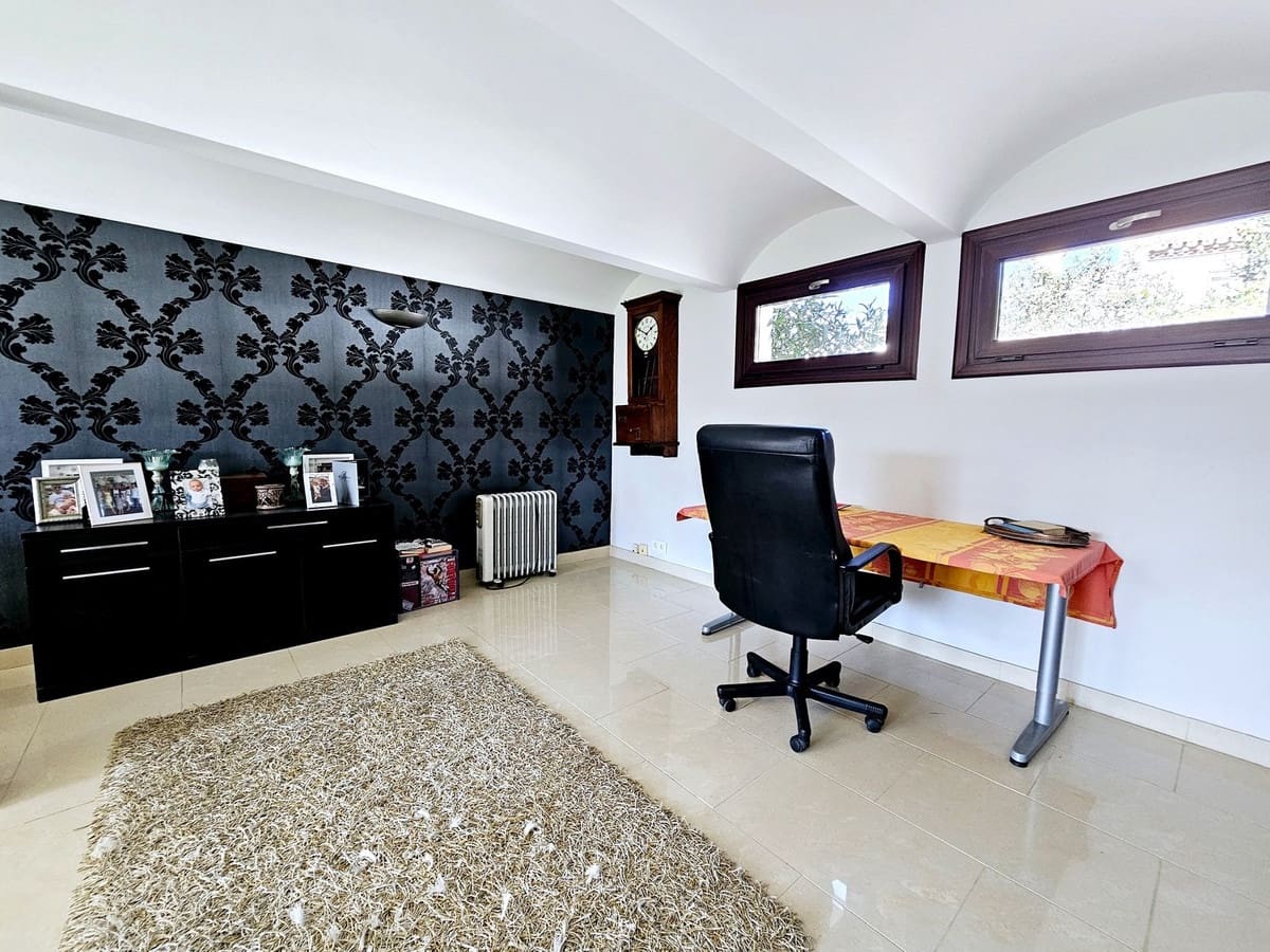 6 bedroom Villa for sale in Estepona with pool garage - € 1,200,000 (Ref: 8633831)