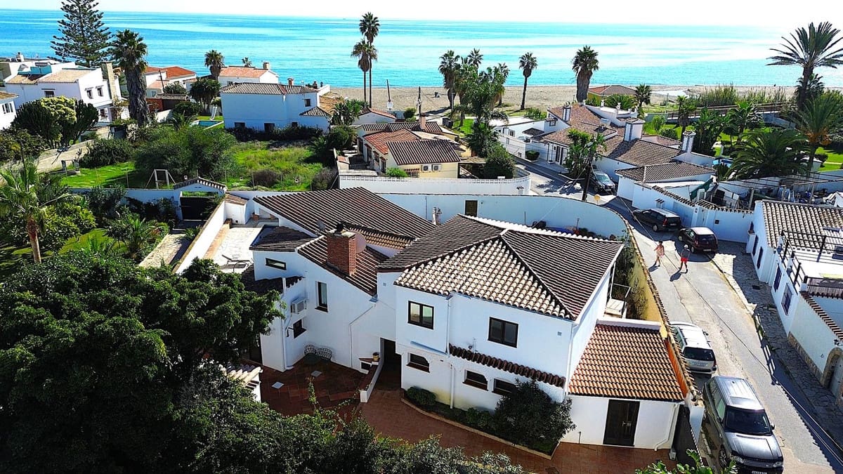 6 bedroom Villa for sale in Estepona with pool garage - € 1,200,000 (Ref: 8633831)