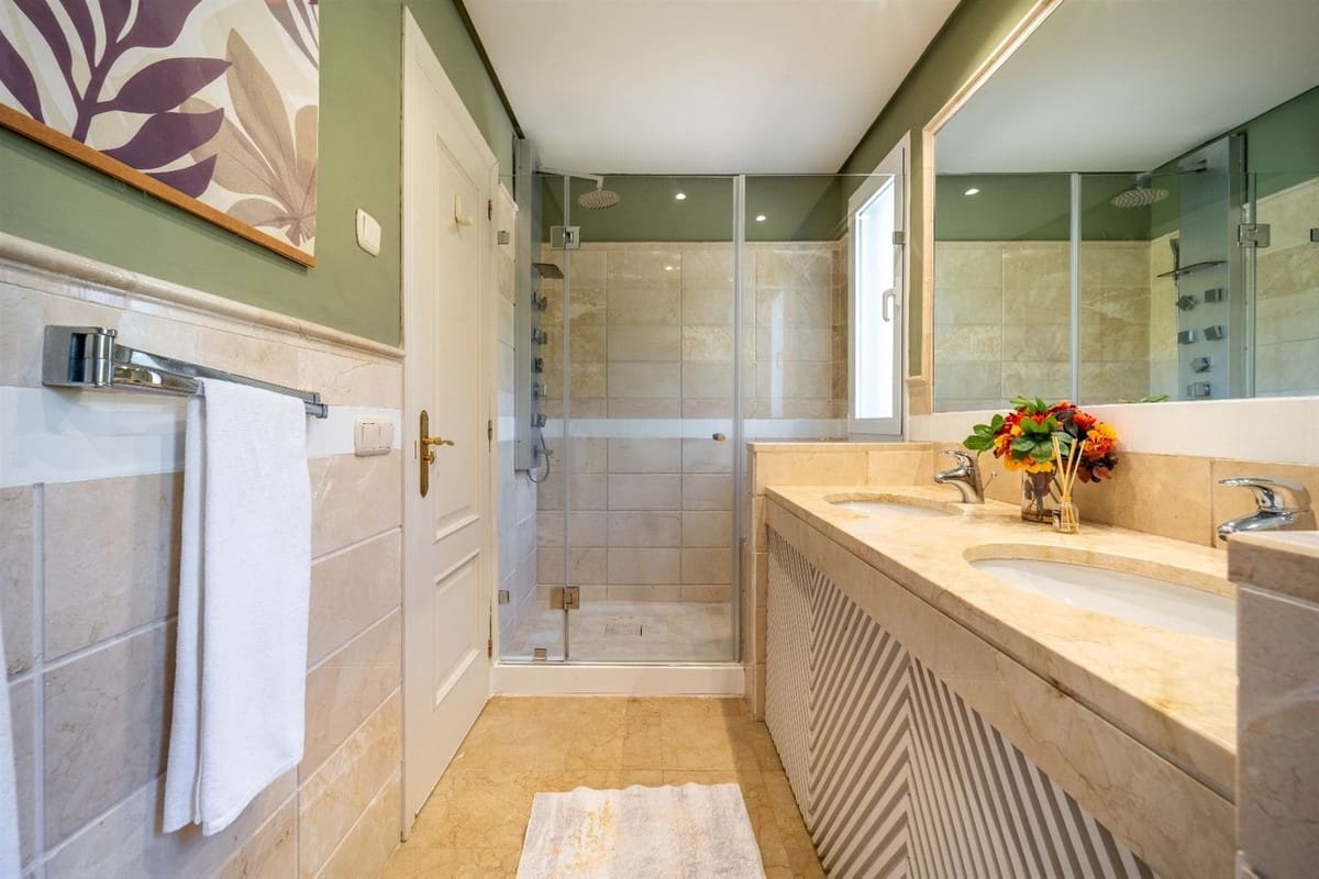 3 soverom Leilighet til salgs i La Quinta med svømmebasseng garasje - € 583 500 (Ref: 8722582)