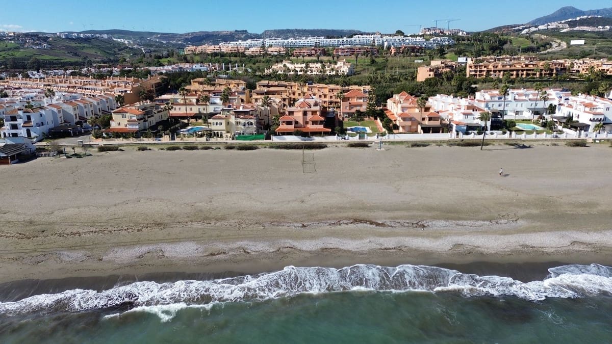 3 soveværelse Semi-Rækkehus til salg i Bahia de Casares med swimmingpool - € 580.000 (Ref: 8759134)