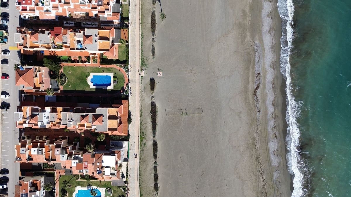 3 soveværelse Semi-Rækkehus til salg i Bahia de Casares med swimmingpool - € 580.000 (Ref: 8759134)