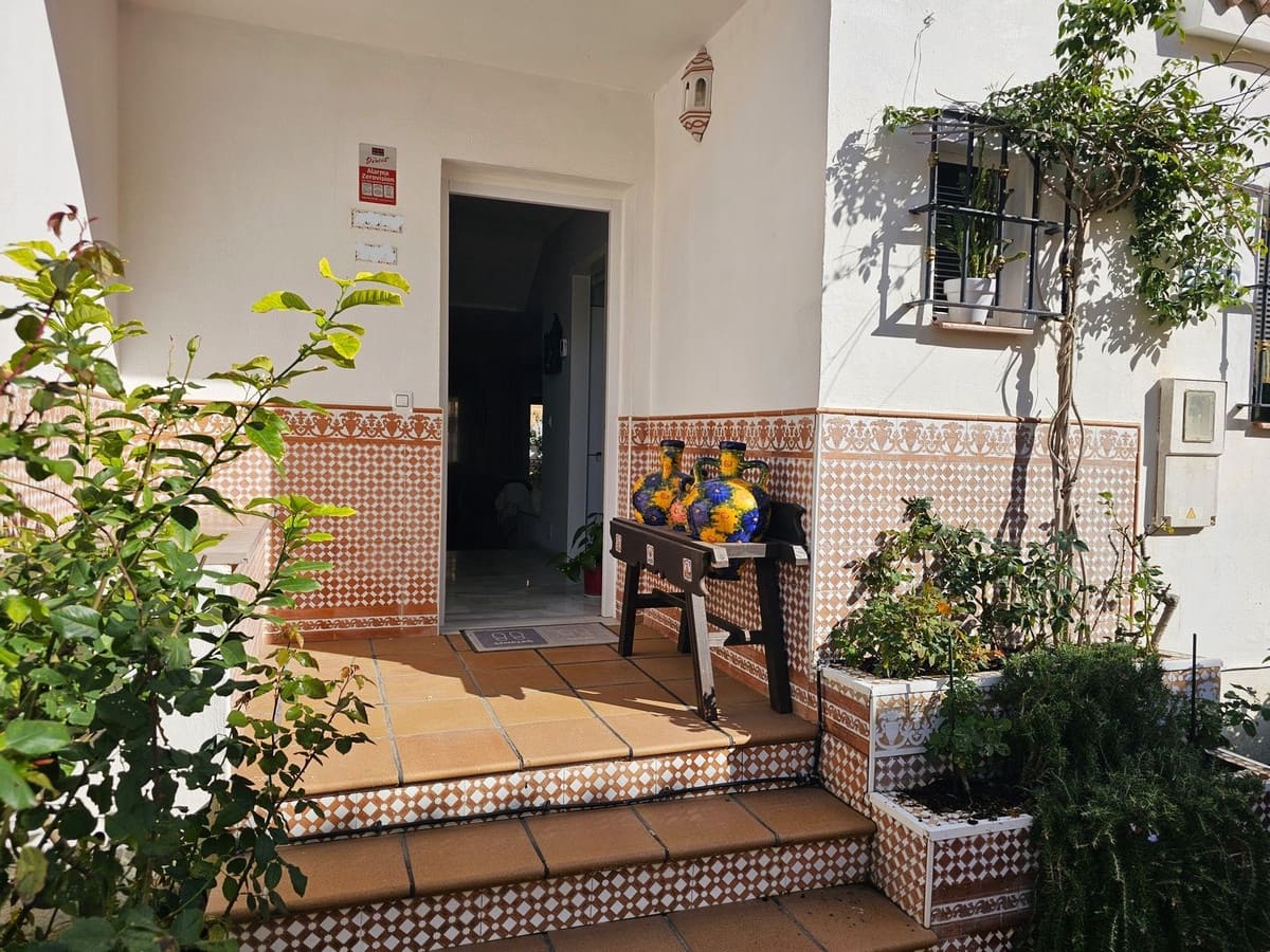 3 soveværelse Semi-Rækkehus til salg i Bahia de Casares med swimmingpool - € 580.000 (Ref: 8759134)