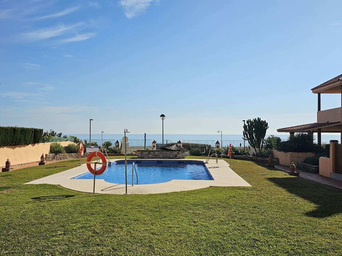 3 soveværelse Semi-Rækkehus til salg i Bahia de Casares med swimmingpool - € 580.000 (Ref: 8759134)