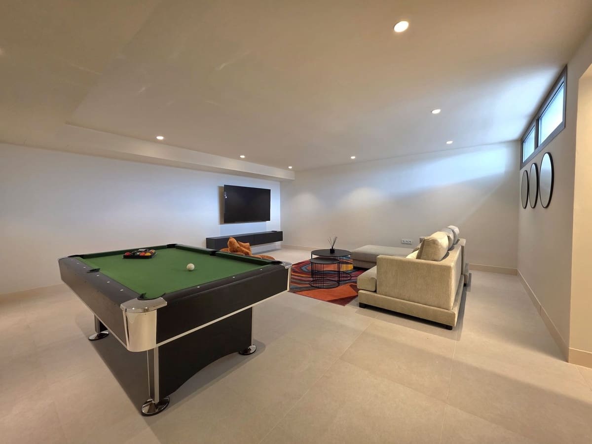 4 bedroom Townhouse for sale in Estepona with pool garage - € 3,400,000 (Ref: 8790241)
