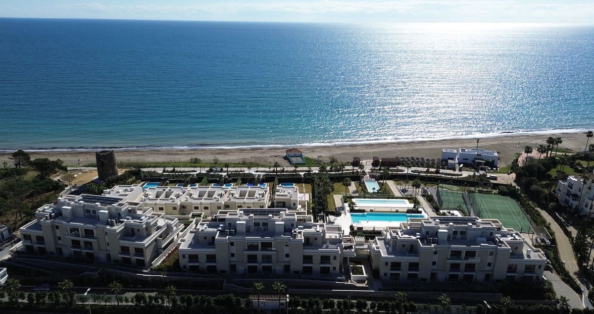 4 bedroom Townhouse for sale in Estepona with pool garage - € 3,400,000 (Ref: 8790241)