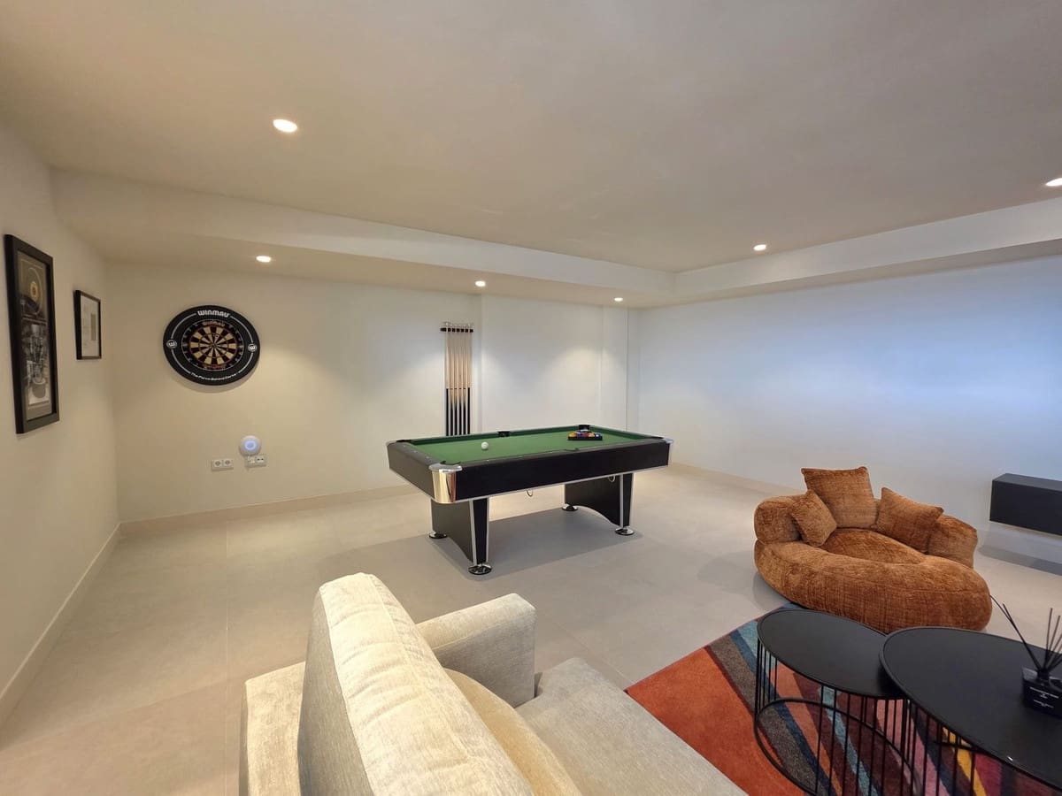 4 bedroom Townhouse for sale in Estepona with pool garage - € 3,400,000 (Ref: 8790241)
