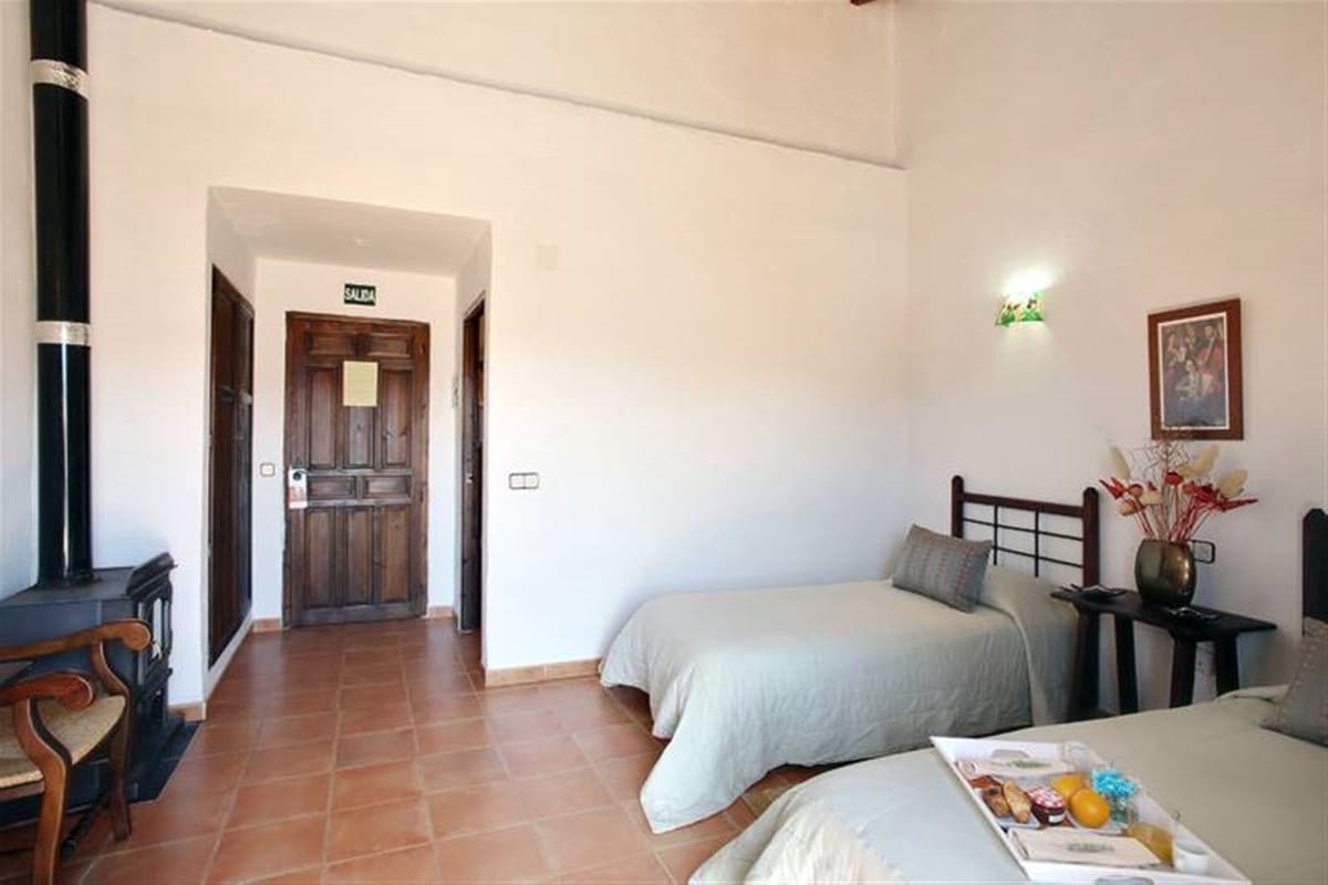 8 quarto Hotel para venda em Juzcar com piscina - 497 000 € (Ref: 8813424)