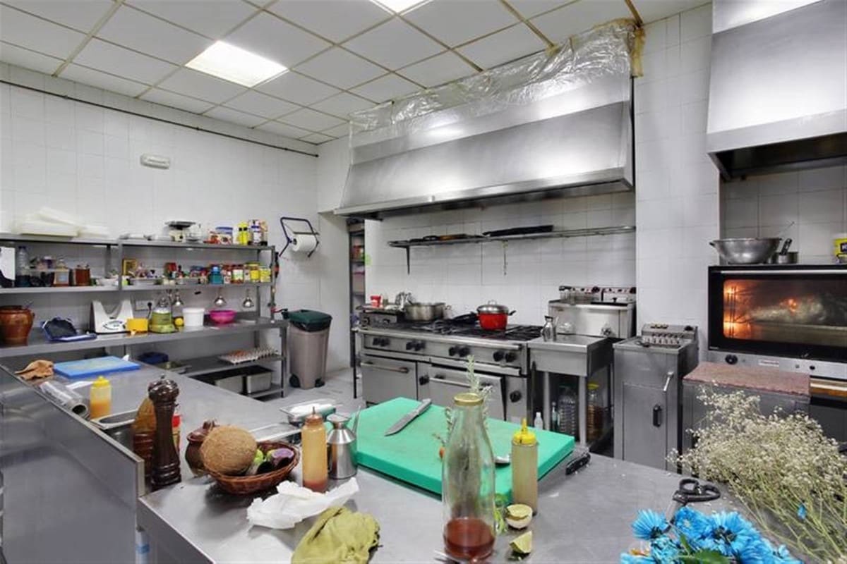 8 quarto Hotel para venda em Juzcar com piscina - 497 000 € (Ref: 8813424)