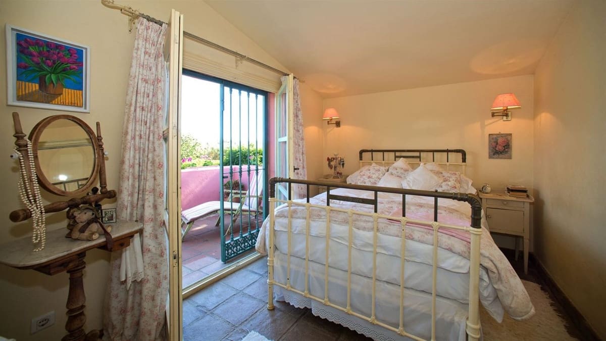 3 slaapkamer Finca/Landhuis te koop in Estepona met garage - € 875.000 (Ref: 8813425)