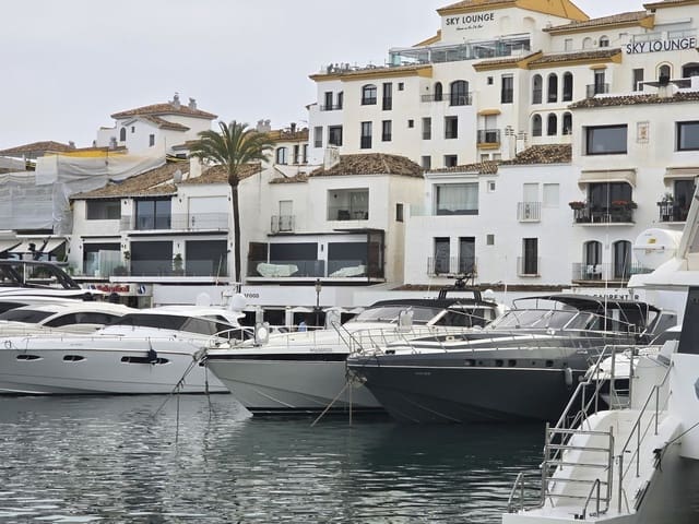 Commercieel te koop in Puerto Banus, Marbella - € 730.000 (Ref: 8924625)