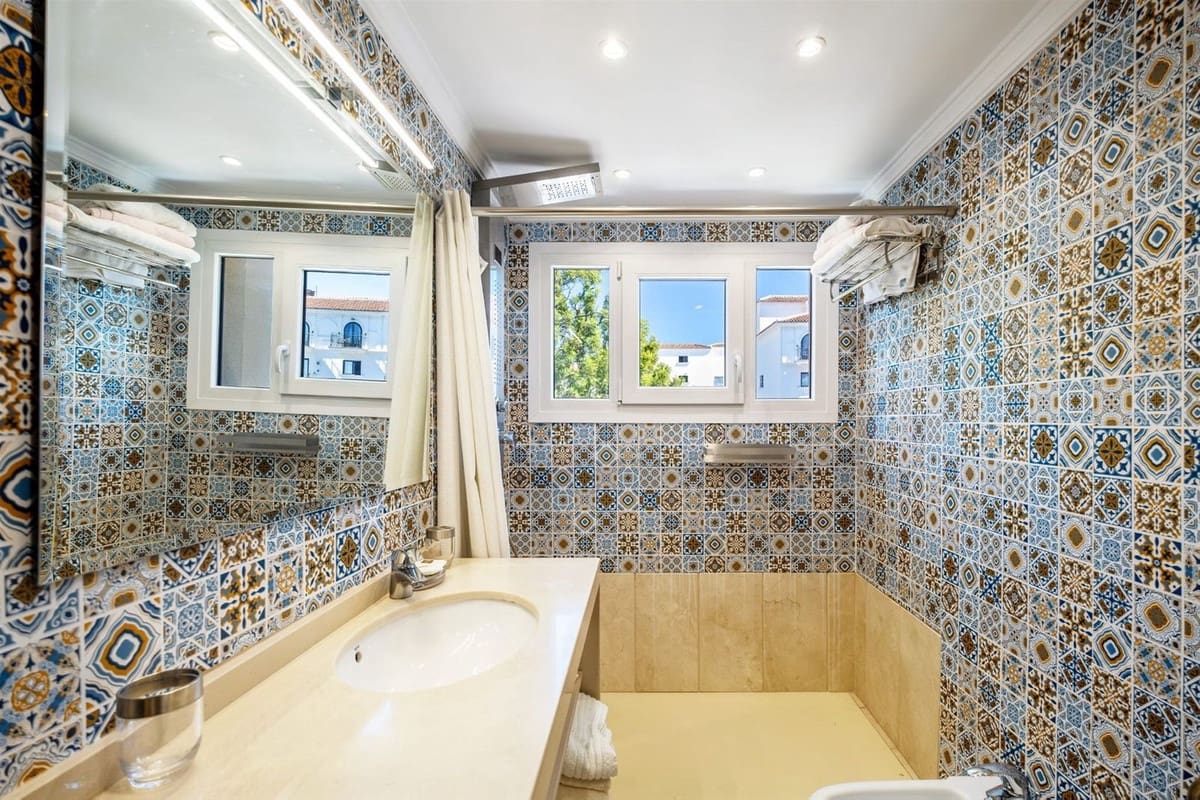 2 soverom Leilighet til salgs i Nueva Andalucia med svømmebasseng - € 497 500 (Ref: 8936329)