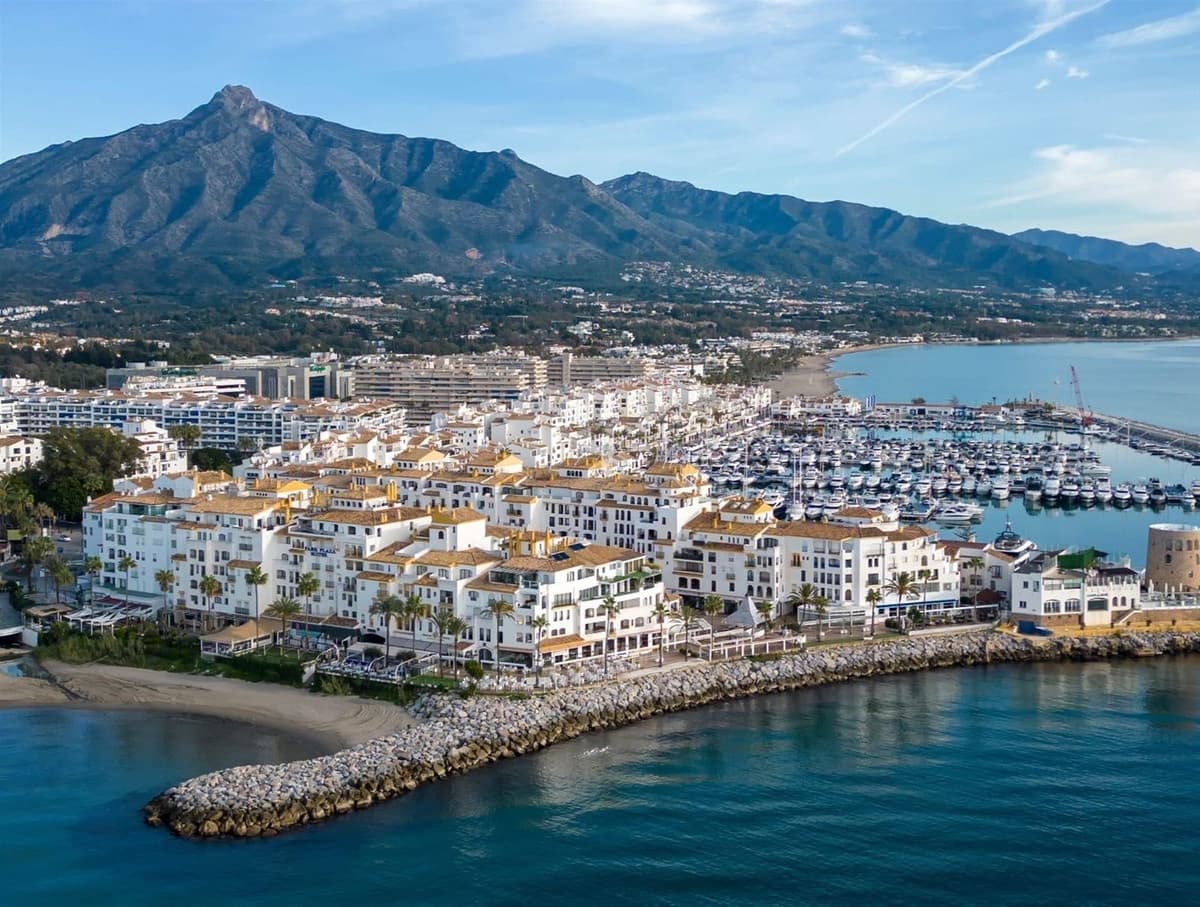 2 soverom Leilighet til salgs i Nueva Andalucia med svømmebasseng - € 497 500 (Ref: 8936329)