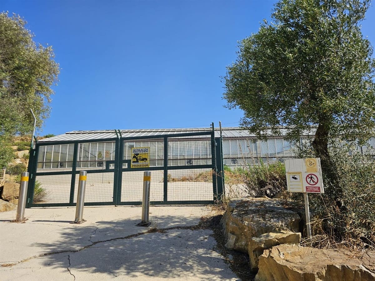 6 bedroom Commercial for sale in Casares with pool garage - € 3,200,000 (Ref: 9107966)