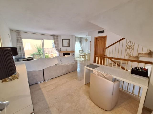 4 soveværelse Semi-Rækkehus til salg i Nueva Andalucia, Marbella med swimmingpool garage - € 599.000 (Ref: 9129292)