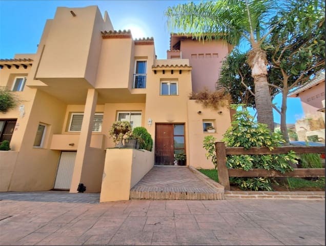 4 soveværelse Semi-Rækkehus til salg i Nueva Andalucia, Marbella med swimmingpool garage - € 599.000 (Ref: 9129292)